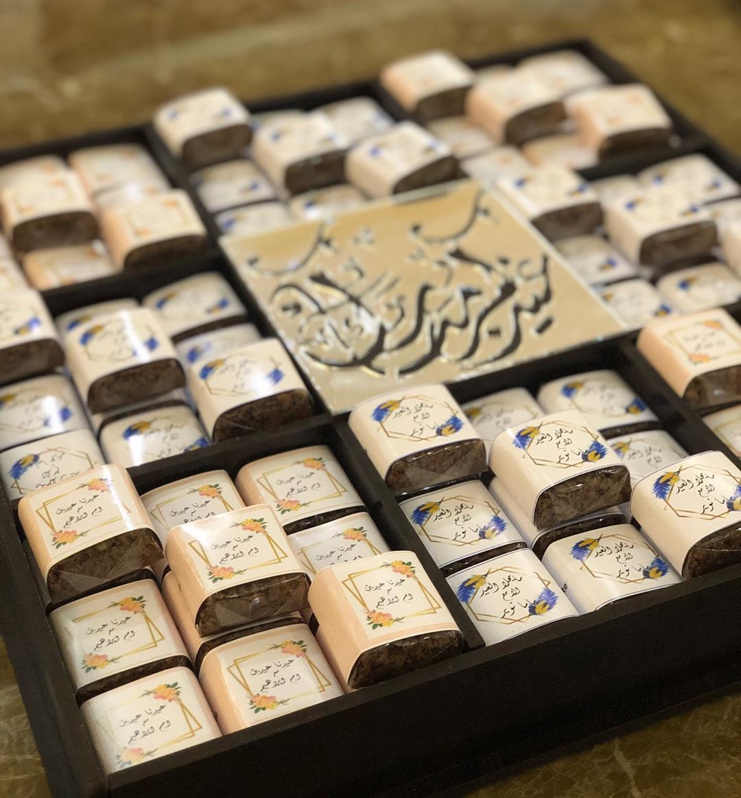 صينية العيد ب ٣٥٠ ر فيها ١٠٠ قطعه شكولاتة بحشوة الفيوتين