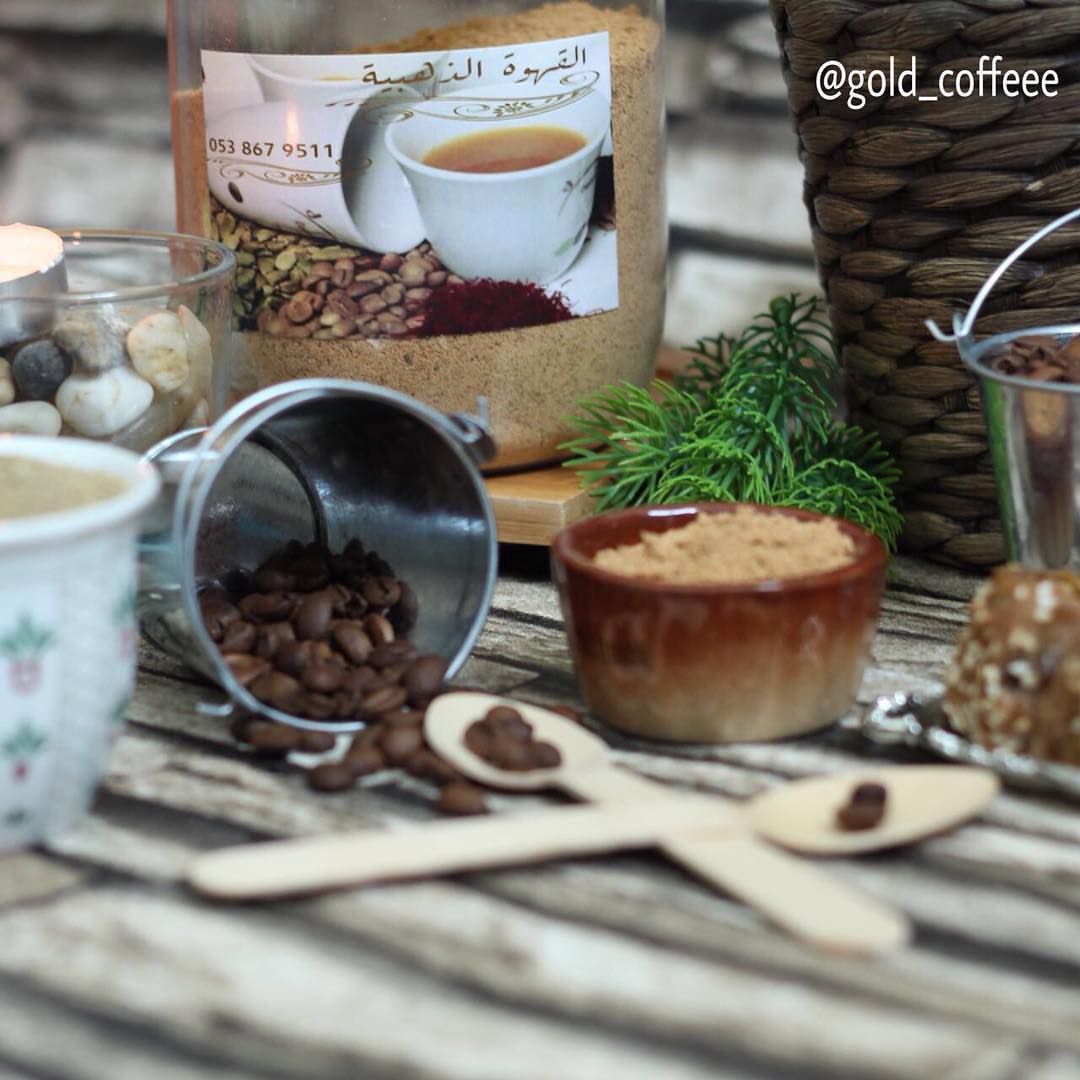 أصول القهوة العربية .. بلونها الذهبي وبنكهتها الخاصة بالزعفران الطبيعي يتميز بالتمور المحش