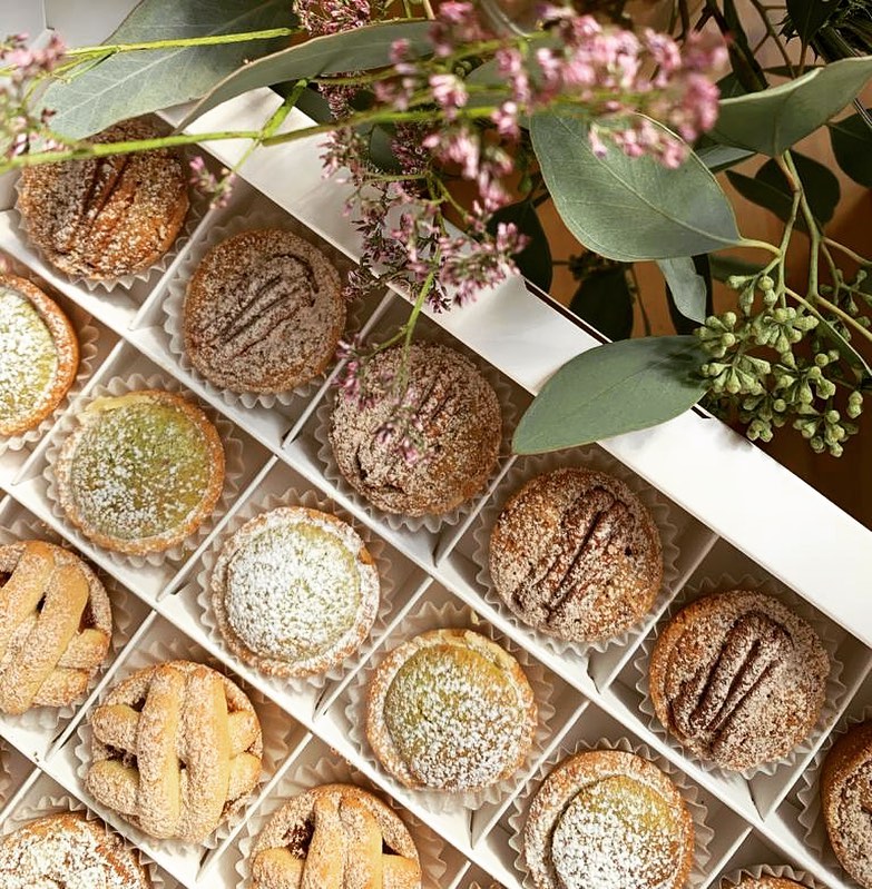 صباحكم دافئ واجواء برائحة المطر ،، . . #jovialksa #حلا_قهوه #قهوة_الصباح #حلويات #حلويات_ا