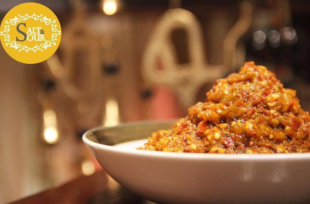 ."فلفل "بالثوم Chili "with garlic". . #مخلل ⁧‫#اتشار #اچار‬⁩ ⁧‫#فلفل‬⁩ ⁧‫#اكلات‬⁩‬⁩‬⁩ ⁧‫‬⁩