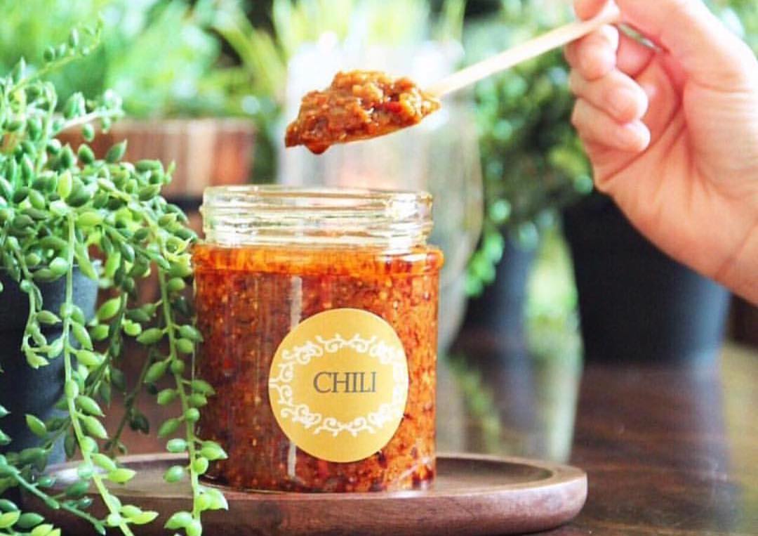 لمحبي المذاق الحار For #spicyfood lovers يقدم مع جميع الوجبات الرئيسية، الساندوتشات أو يضا