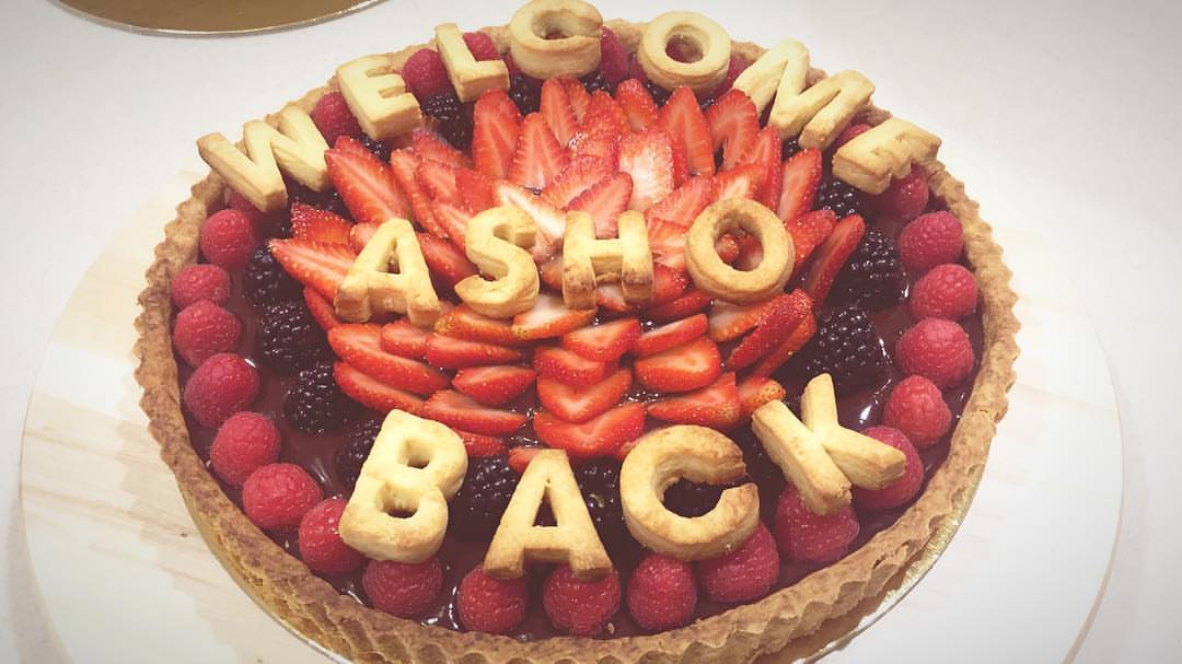 Happy Weekend Chocolate raspberries and strawberries tart Order now for the weekend.. Made