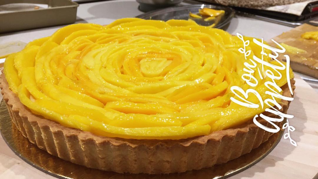 صباح المانجو Our delicious Mango Tart.. Made with love #تارت_الفواكه #شوكلاته #تارت_حلو #ت