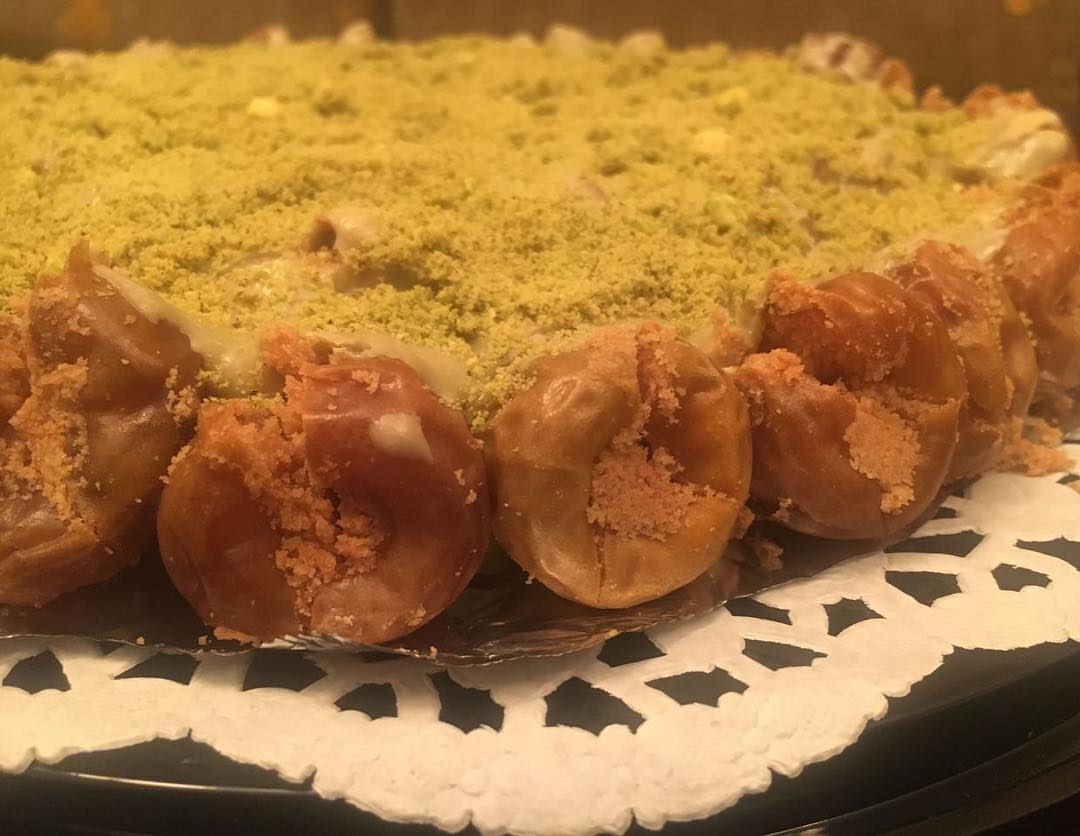 خميسكم لذيذ مع تمرية الفستق