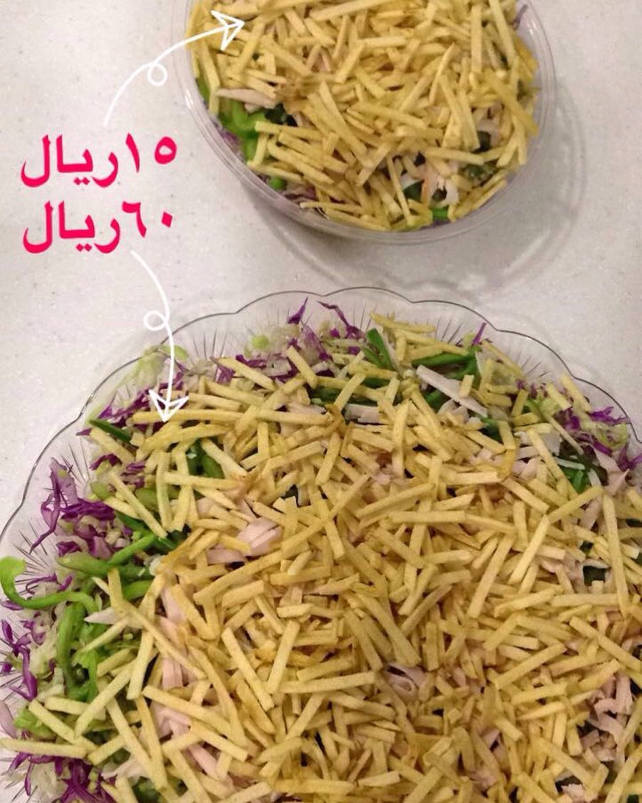 توضيح للاحجام المتوفره عندنا للسلطة ..وبينهم حجم وسط في الصورة سلطة الديك الرومي مع البطاط