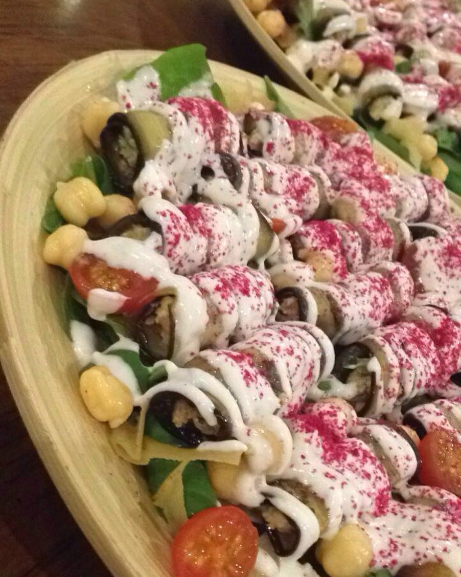 جعتو ولا لسا ؟؟ سلطة لفائف البدنجان بالطعميه كانت حاضرة في بوفيه كبار رجال الاعمال في جدة