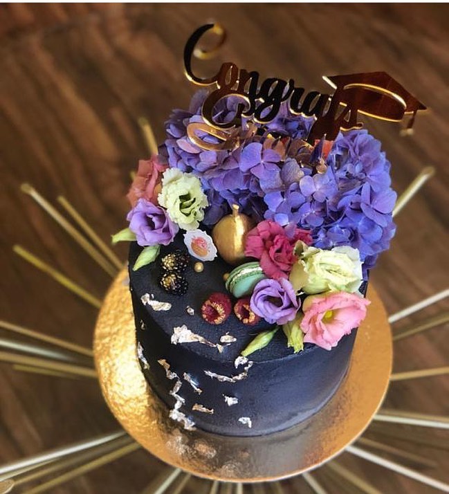 بالتوفيق لكل الطلاب . ✨ ورق الفضه والعباره مجانيه لطلبات كيكه التخرج