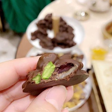 الذ دارك تشوكلت بالفستق Pistachio chocolate . . .#chocolate #love #cakes #cocoa #homemadef