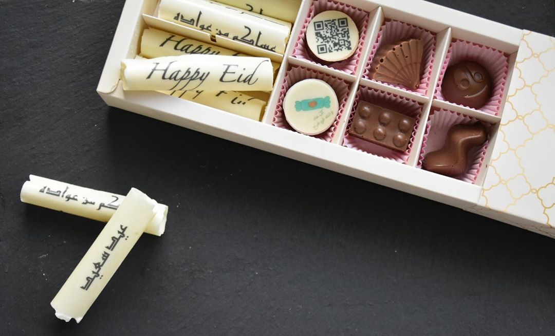 #بوكس الشوكلت٨ قطع بحشوات مختلفهكمية محدودة جدا ٨ حبات شوكلت و٨ حبات ويفر مع عبارات العيد