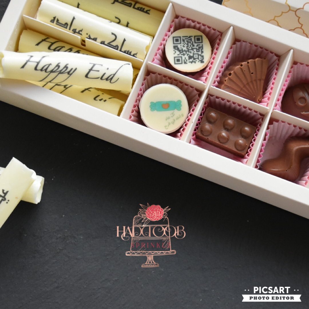 #بوكس الشوكلت٨ قطع بحشوات مختلفهكمية محدودة جدا ٨ حبات شوكلت و٨ حبات ويفر مع عبارات العيد