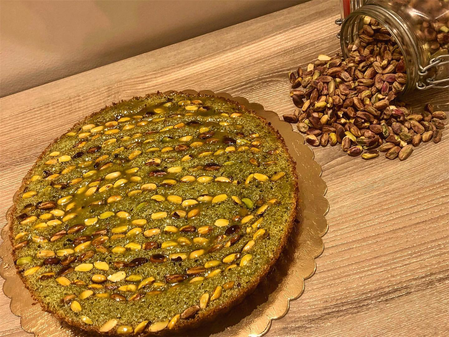 بسبوسة البستاشيو خفيفة و هشة و طعم لا يقاوم احجام ميني لمناسباتكم السعيدة #كيكةتمر #كيكة #