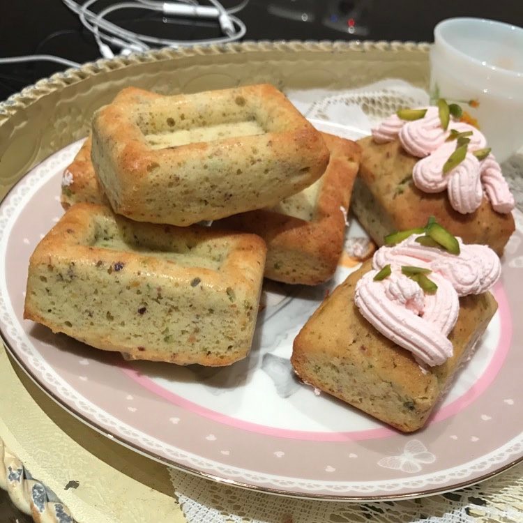 منتجنا الجديد كيكات الفستق بكريمة الورد
