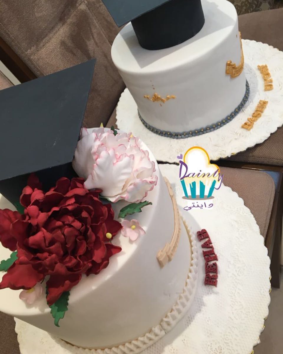 طلبية كيكة تخرج أولاد و بنات..✨ ..ورد مصنوع من عجينة السكر❤️ 8 إنش ب350﷼ .. #المدينة_المن