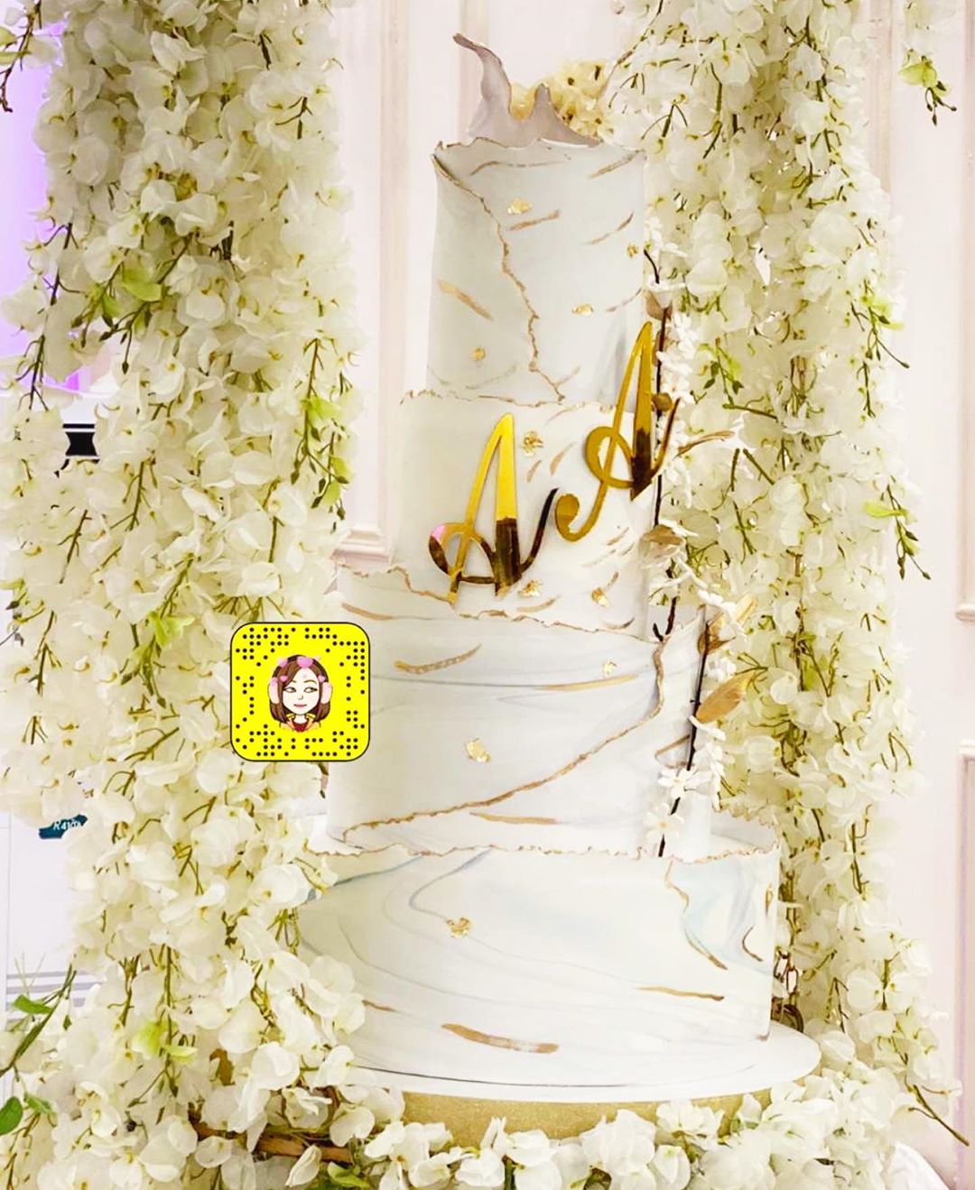 الكيك بنكهه الفانيليا الهشه مع صوص الفراوله اللذيذ بتصميم هادي وناعم والوان بتناسب تصميم ا
