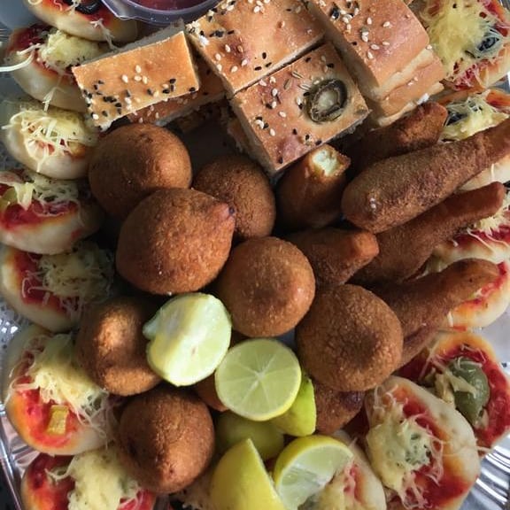 صحن معجنات مشكل ب ١٠٠ ريال.