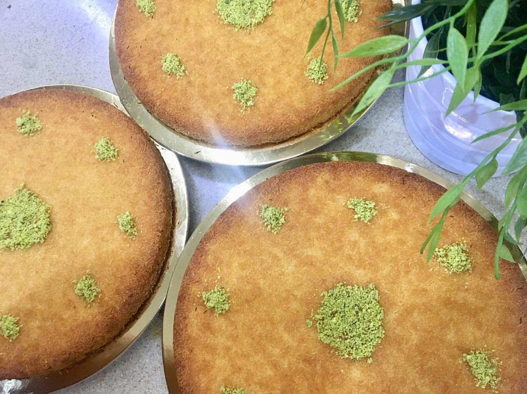 ما بينَ صخر و صخر ينبتُ الزهَر وما بينَ عسر و عسر ينبتُ اليُسر فَ سُبحان مَن بيدهِ المُلك