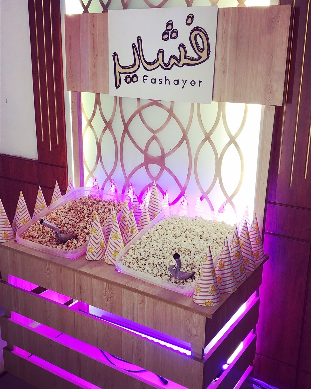 نادي المدينة للكوميديا بيقدم الفشار لحضوره