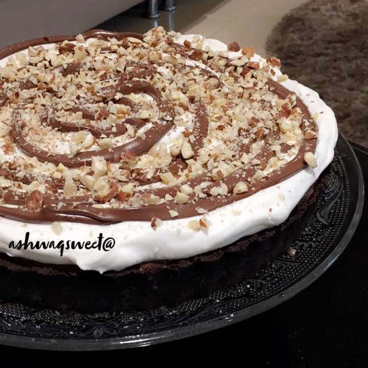 باي شوكليت للقاعده : اوريو مطحون + زبده المقادير : ١/٢ لوح شوكلت بالحليب مذوب ٢٠٠ جرام فلا