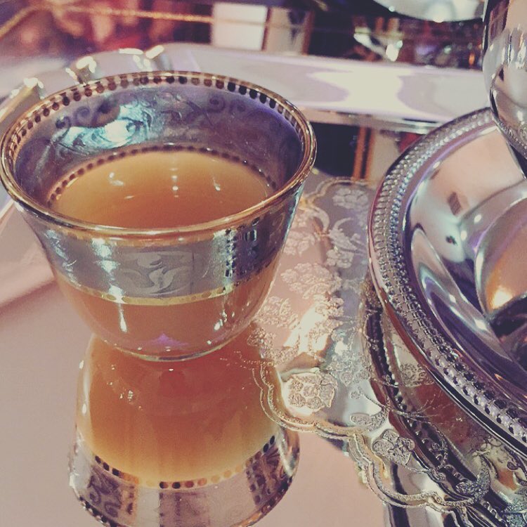 من تقهويت صوتك .. سولف الزعفران عاد وشلون فنجان(ن) تمده يمينك ؟ #قهوة #قهوة_عربية #زعفران#