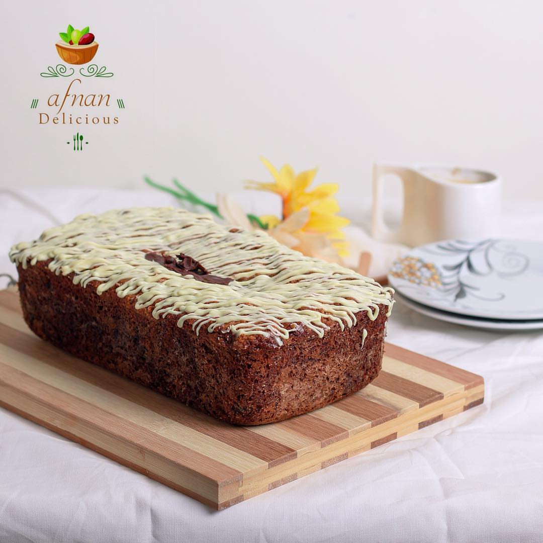 كيكة الموز بقطع الجوز والشوكولا Banana Cake with walnuts and chocolate يمكنكم الطلب على ال