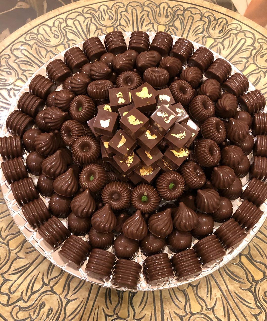 شكولاته بحشوة حلاوه طحينيه طلبية زبونه جاهزه للتسليم عساها بالعافيه