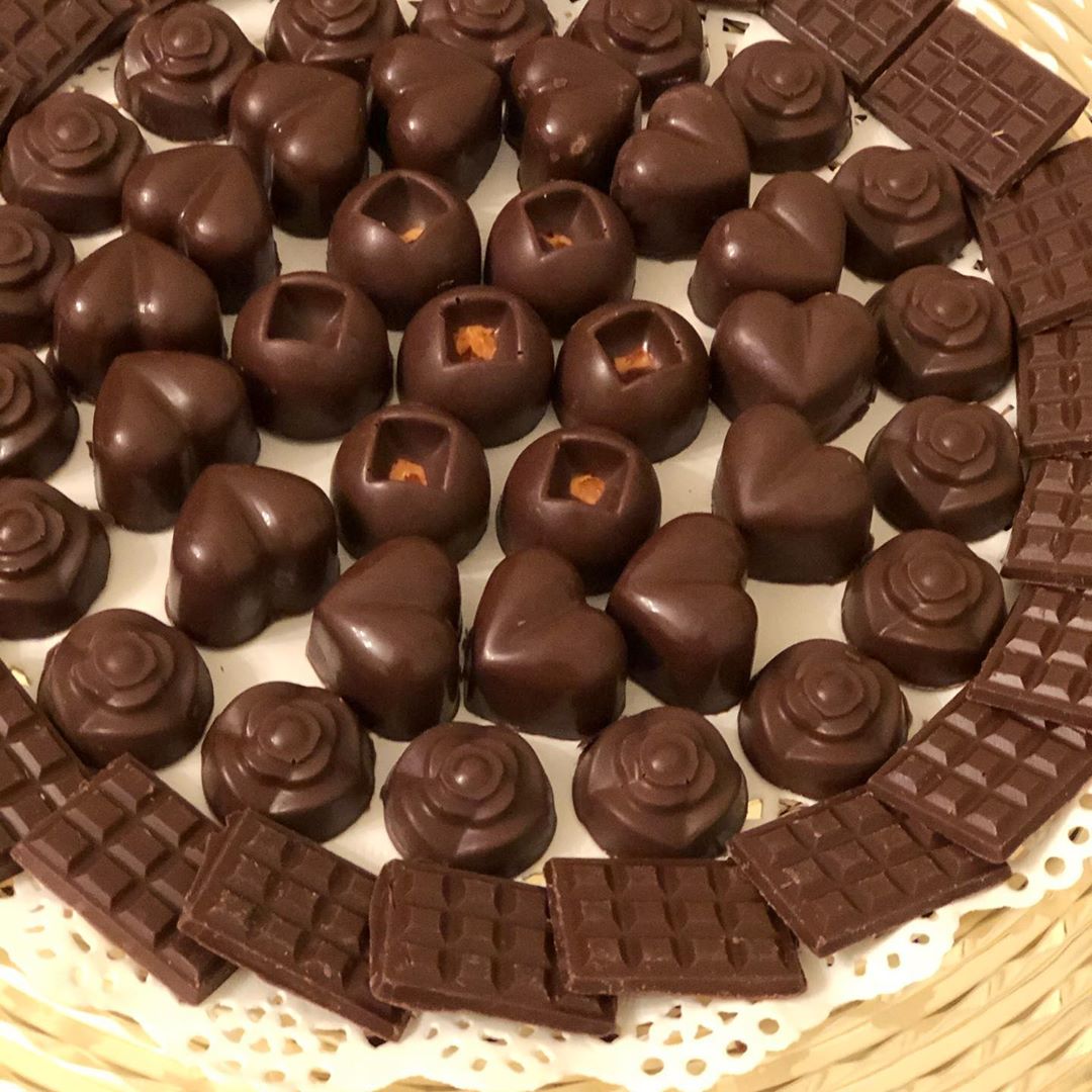 شكولاته بحشوة حلاوه طحينيه طلبية زبونه جاهزه للتسليم عساها بالعافيه