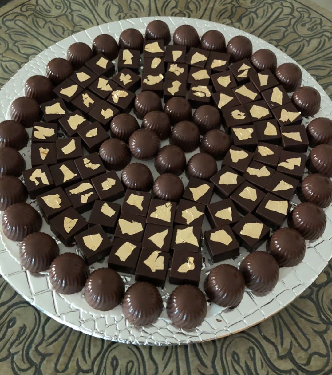 طلبية زبونه شكولاته بحشوة حلاوه طحينيه وساده بورق الذهب