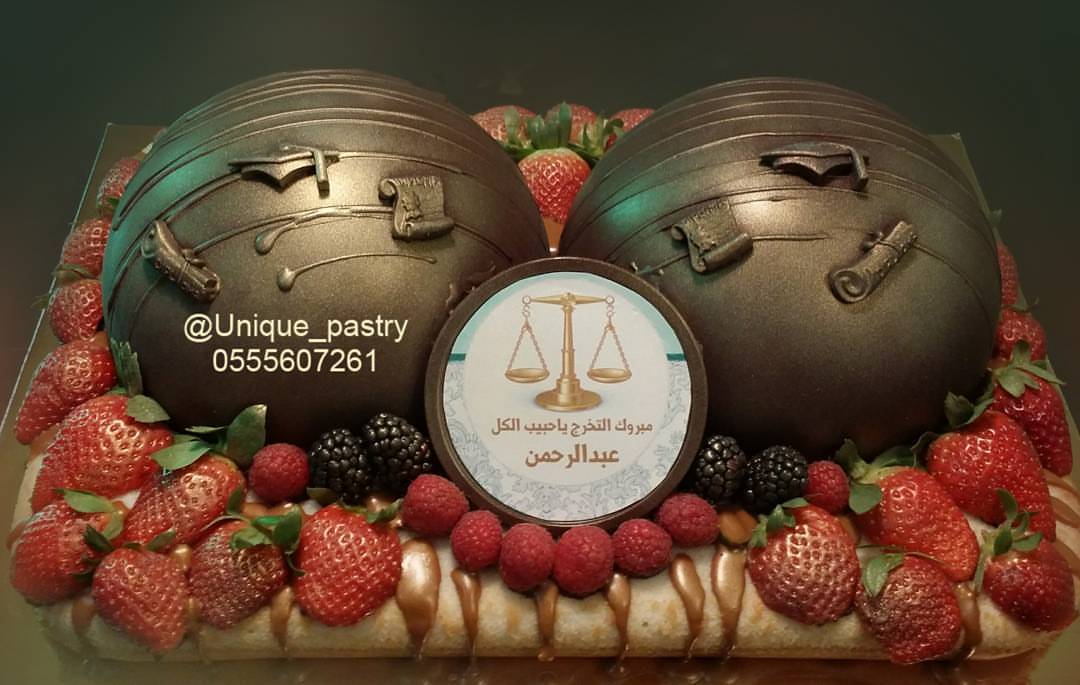 ‏لا أحد يمتلك حياة كاملة ، ولا قلباً خالياً، ‏ولا رأساً خفيفاً من الأعباء ‏ولكن هناك من يد