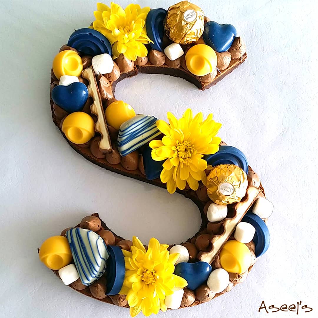 Floral Brownie Letters | S #jeddah #ksa #saudiarabia #sweet #happiness #chocolates #chocol