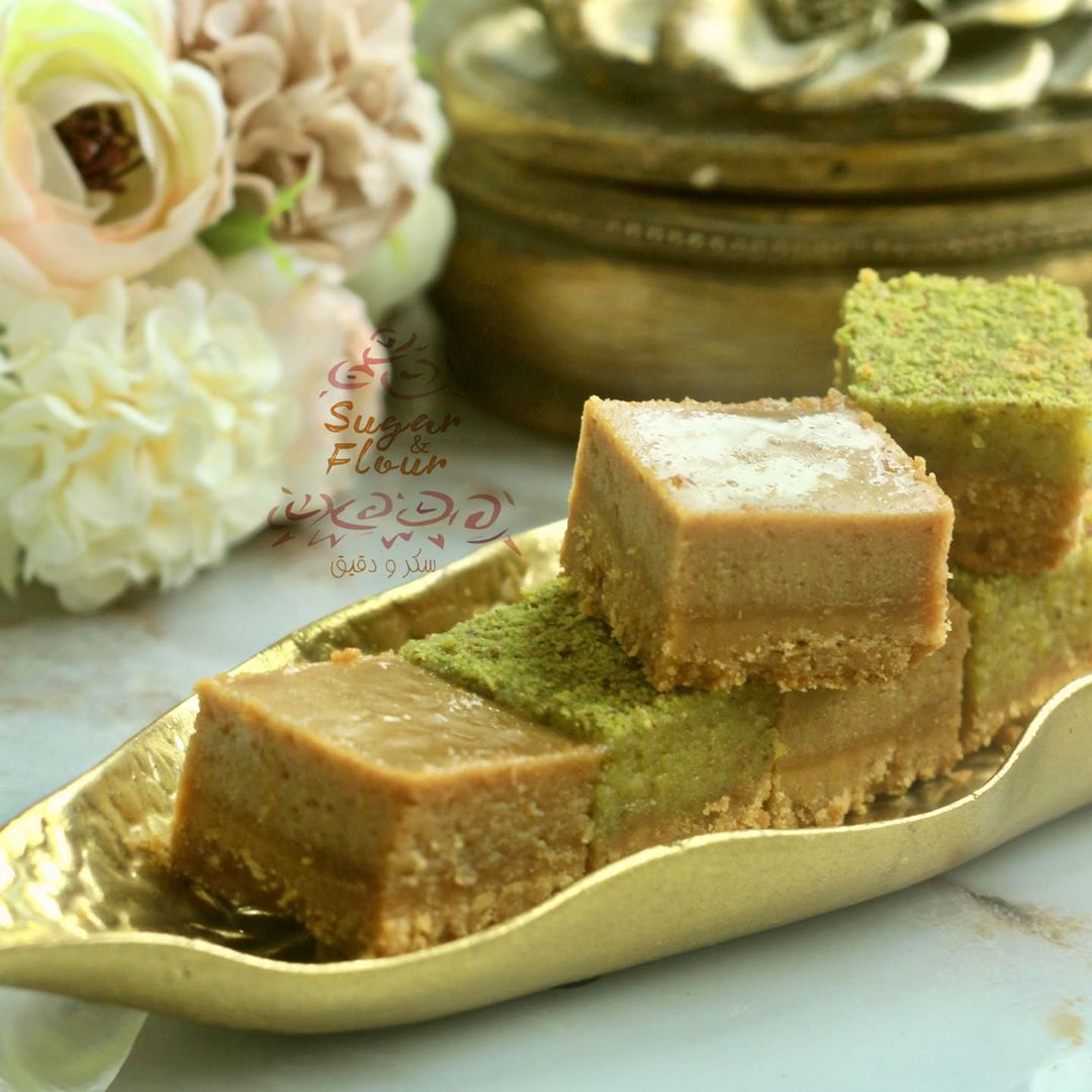مربعات التمر اللذيذه والفستقيه الالذ .... حجم العلبه نص كيلو فيها تقريبا 30قطعه سعرها70ريا