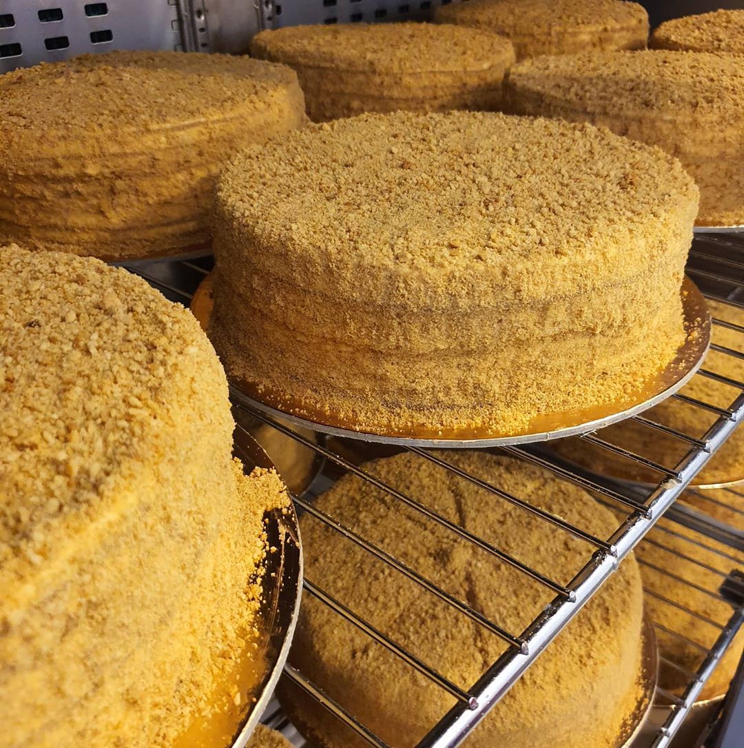 كيكة العسل الروسية سعر رمضان ١٥٠ ريال بدل ١٦٥ ريال التوصيل مجاني للحجز عن طريق الواتساب بد