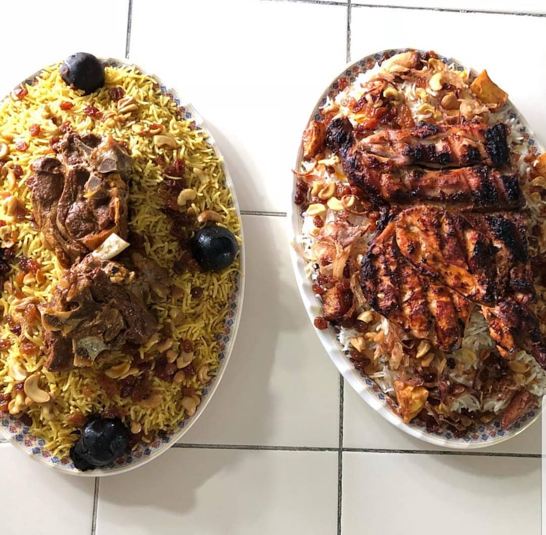 دجاج ع الفحم يمين ، كبسة لحم يسار #الاحساء #المبرز_الهفوف #الهفوف #المبرز #الشرقية #الدمام