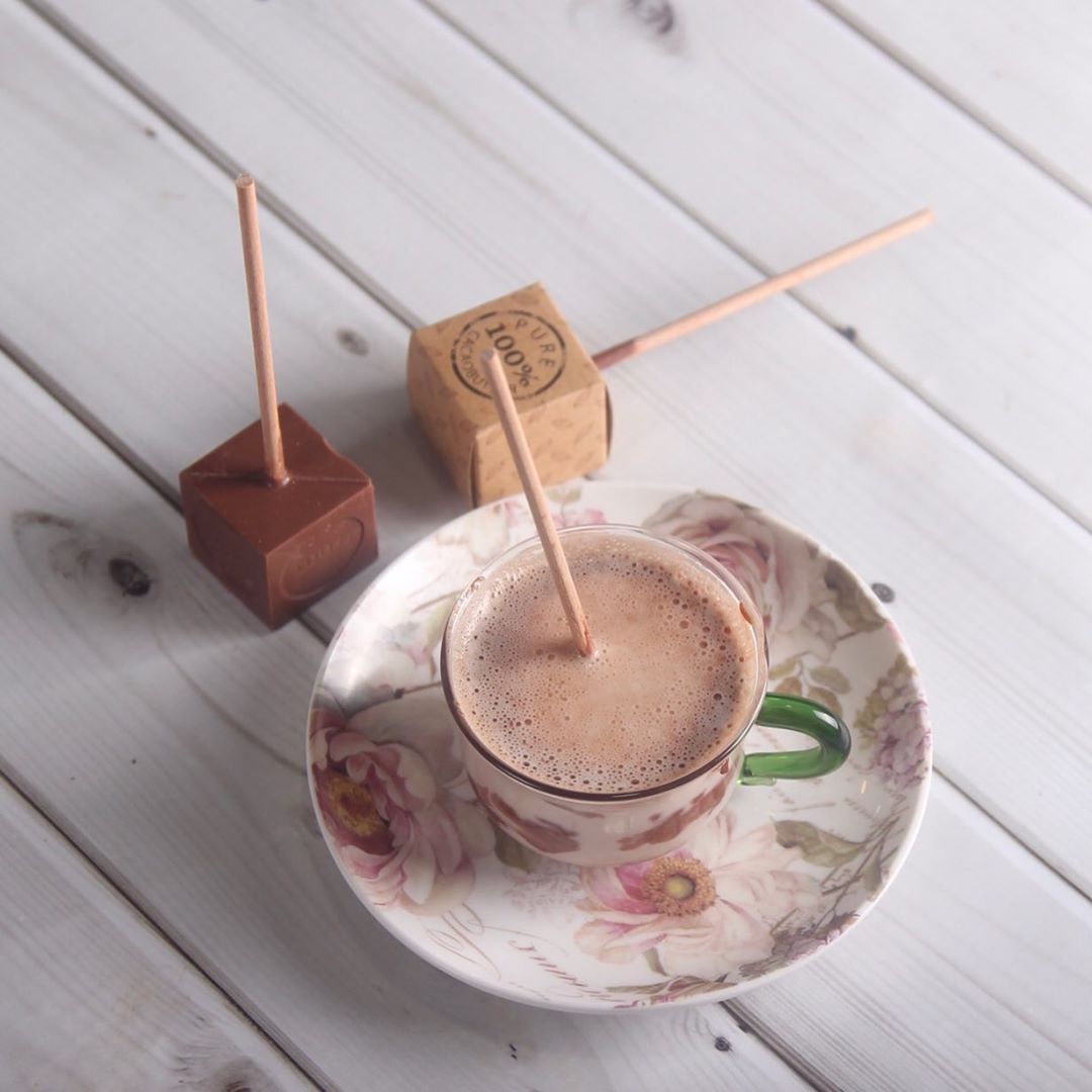 رجعناها بناءً على طلبكم ☕️ - مكعبات الهوت شوكلت متوفرة حالياً بنكهة الشوكولاتة السادة وبن