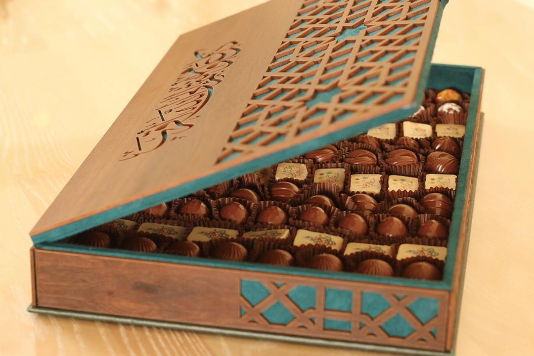 صندوق خشب فاخر مع قماش قطيفة لون زيتي مكتوب عليها " كل عام وأنتم إلى الله أقرب". . باقي ٤
