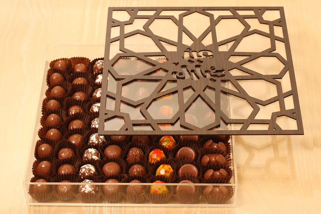 علبة إكريليك بغطاء خشب محفور عليها عبارة "عيد مبارك" متوفرة بحجمين