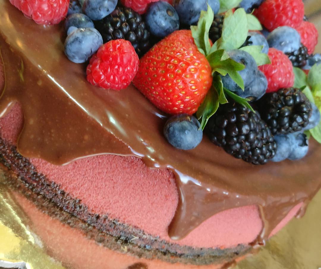 Berry lava cheesecake . #birthday #berry #lava #cheesecake #chocolate #حفله #الخبر #رد_فلف