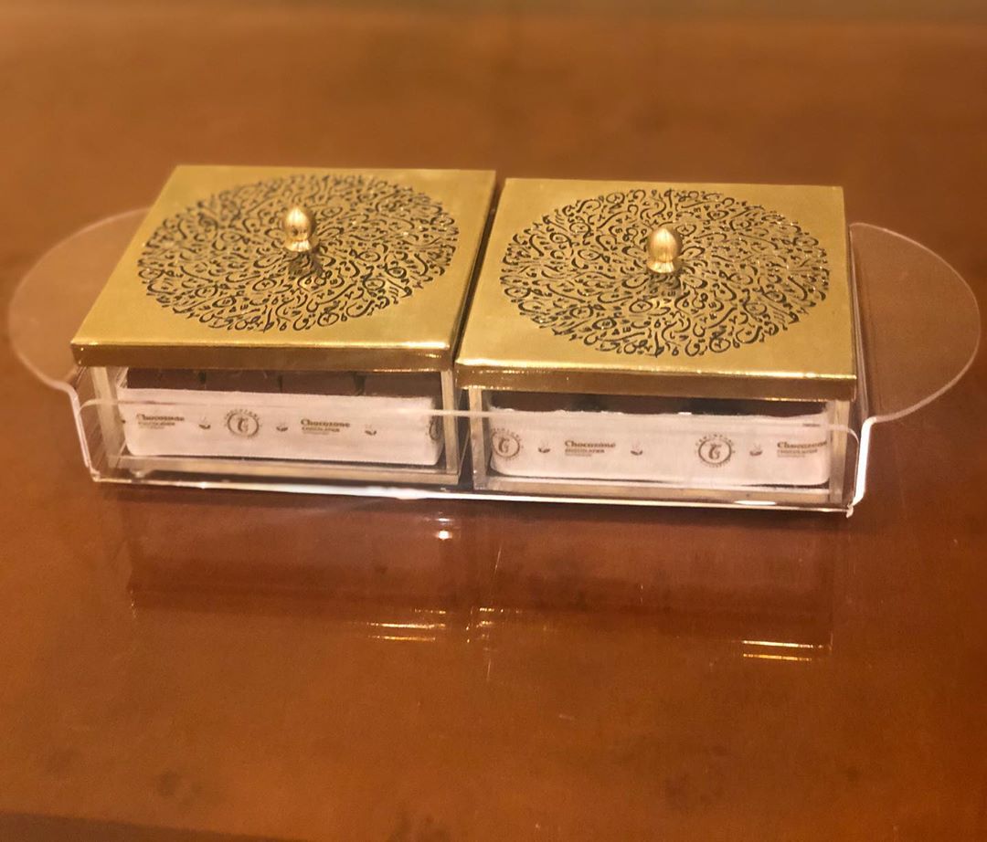 بوكسين بغطاء ذهبي ونقش احر عربيه مع الصينية✨