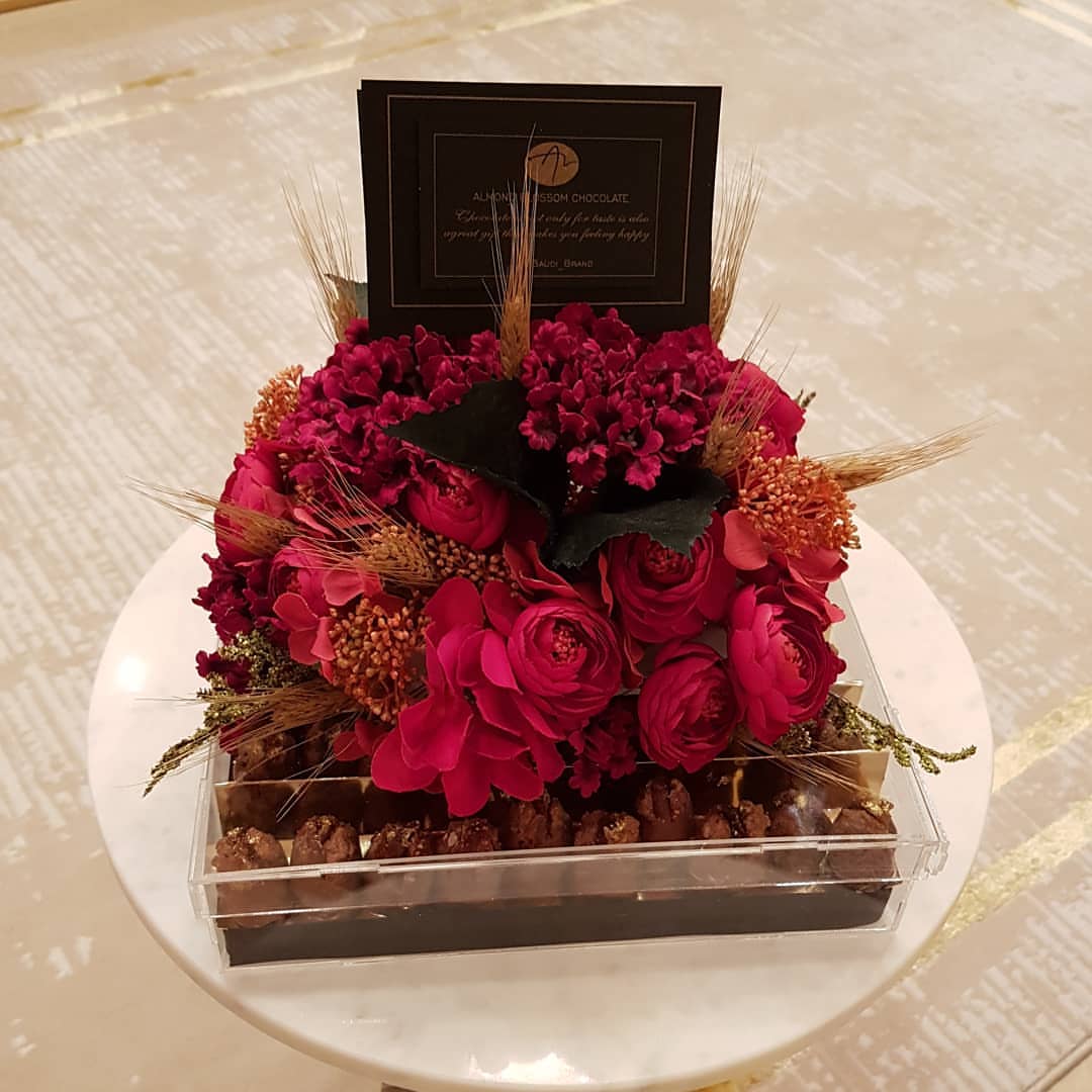 وعشانكم وفرنا القفت بوكس اكريلك ❤ حلو بالتقديم وهديه بنفس الوقت ، الورد طبيعي او صناعي حسب