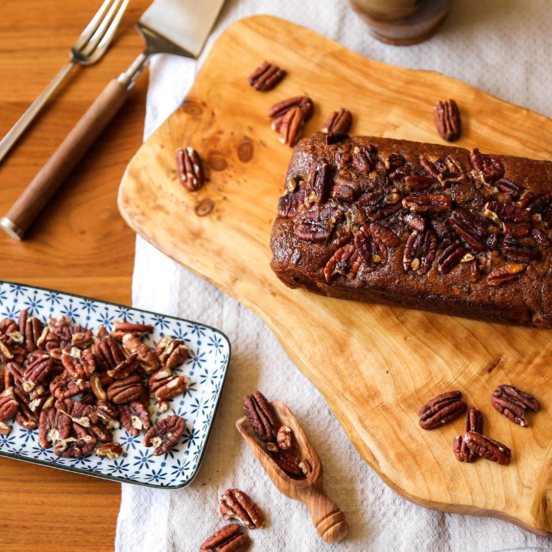Pumpkin with a hint of spices garnished with delicious pecans.خبز القرع المحضر من لب القرع