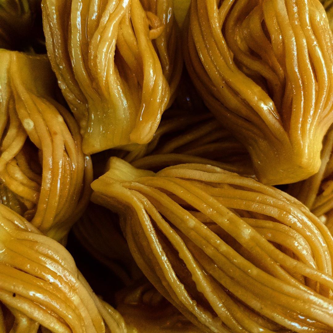 حلى المشبَّك المغربي بالشيره . سعر الكيلو: ١٢٠ ريال. للطلب: التواصل عبر الواتساب. #حلى_قهو
