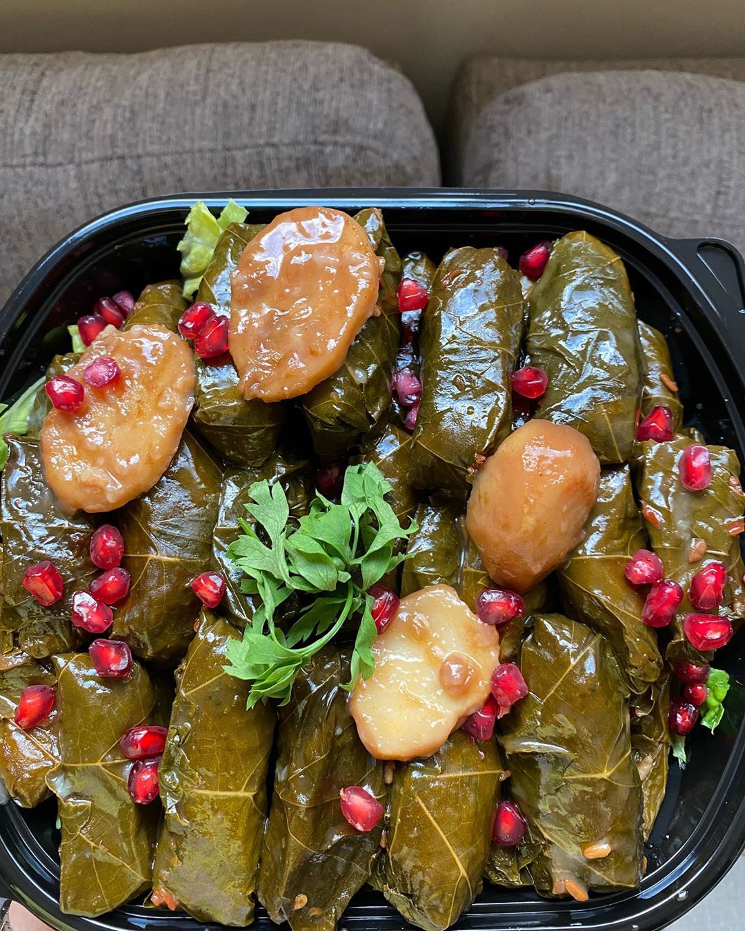 جمعاتكم الحلوة ما تكمل الا بورق عنب حامض وذاايب ولذيذ☘️ . . للطلب: رابط الطلب موجود في الب
