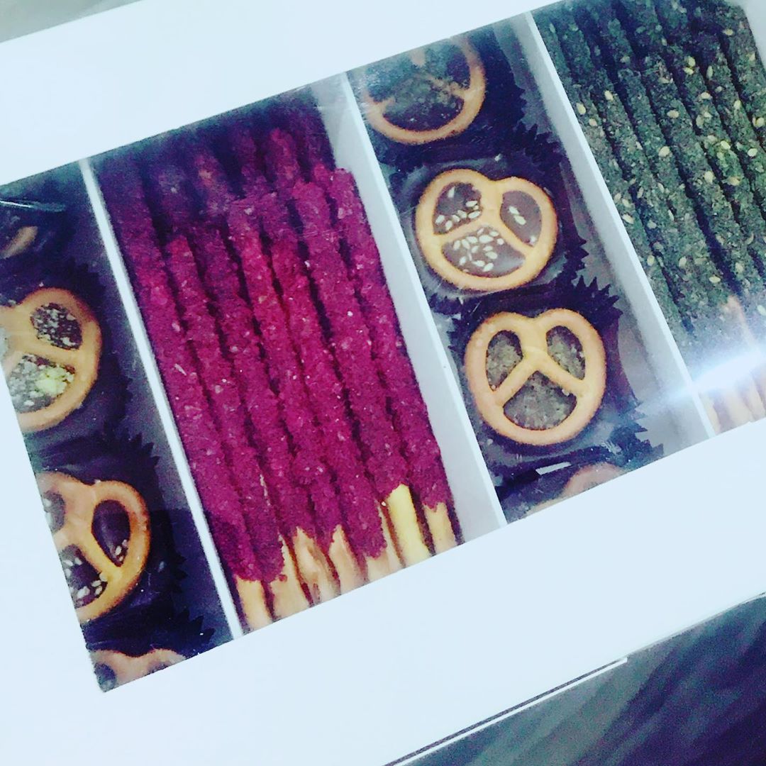 حالي مالح #بريتزل_البيكان #بريتزلز #حالي_مالح❤️ #اعواد_البرتزل #شوكولاته #توزيعات_تبوك #اس