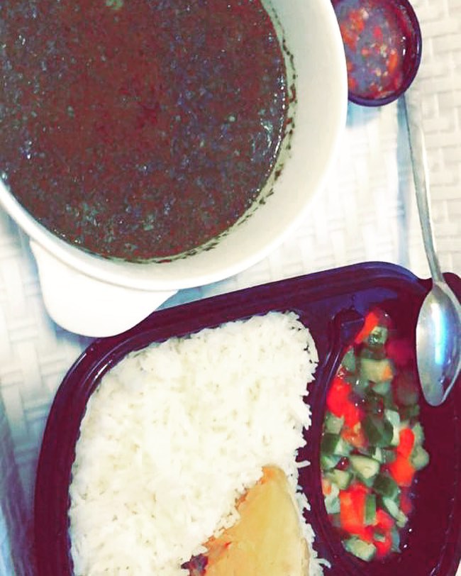 وجبة غداء مكونة من : ملوخيا مع رز ابيض وسلطة خضراء .. وللإضافة سلطة حارة .. #وجبات_الديوان