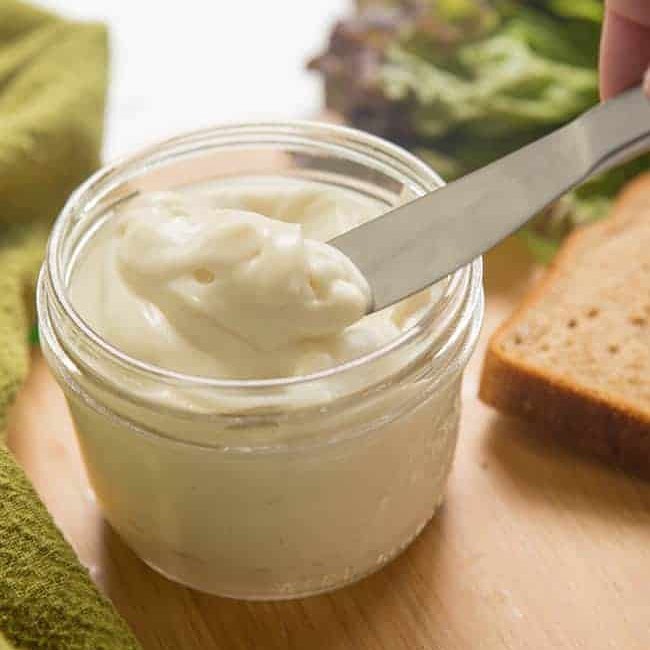 مايونيز نباتي خالي من الكوليسترول والمنتجات الحيوانية. يحتوي على نصف كمية الدهون الموجودة