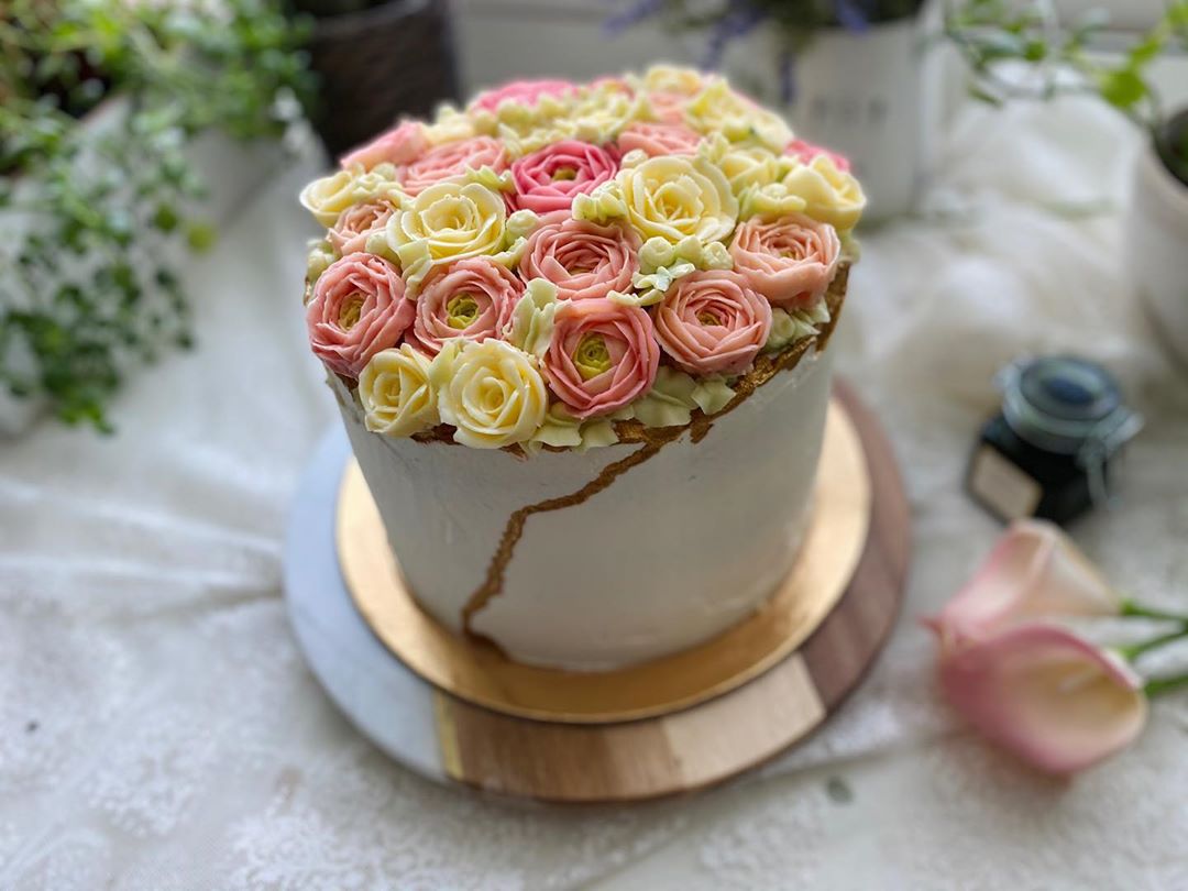 . . . #cakedecorating #flowersbuttercream #buttercreamfrosting #flowers
