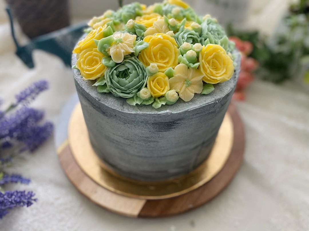 Shades of gray ♣️ . . . #flowersbuttercream #buttercreamflowers #cakedecorating #cakesofin