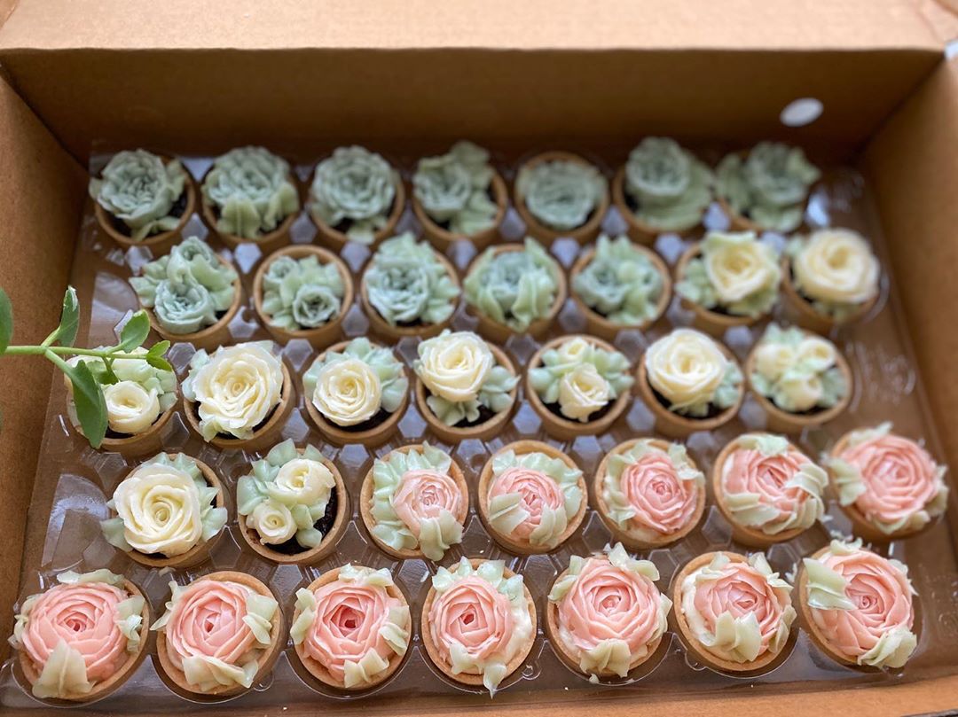 . . . #minitarts #buttercreamflowers #flowers #spring