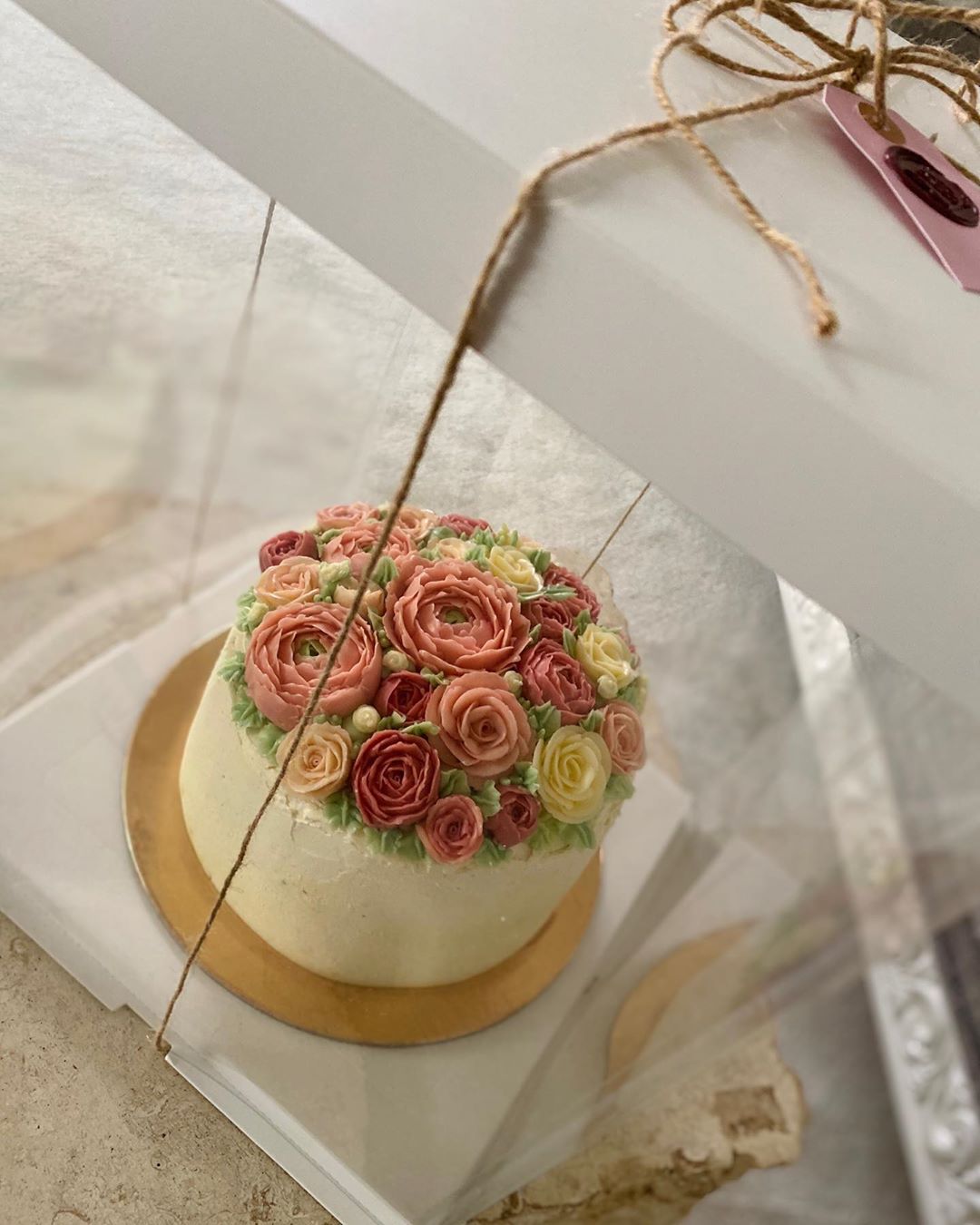 . . . #cake #cakesofinstagram #buttercreamcakedesign #cakedesign #flowersofinstagram #flow
