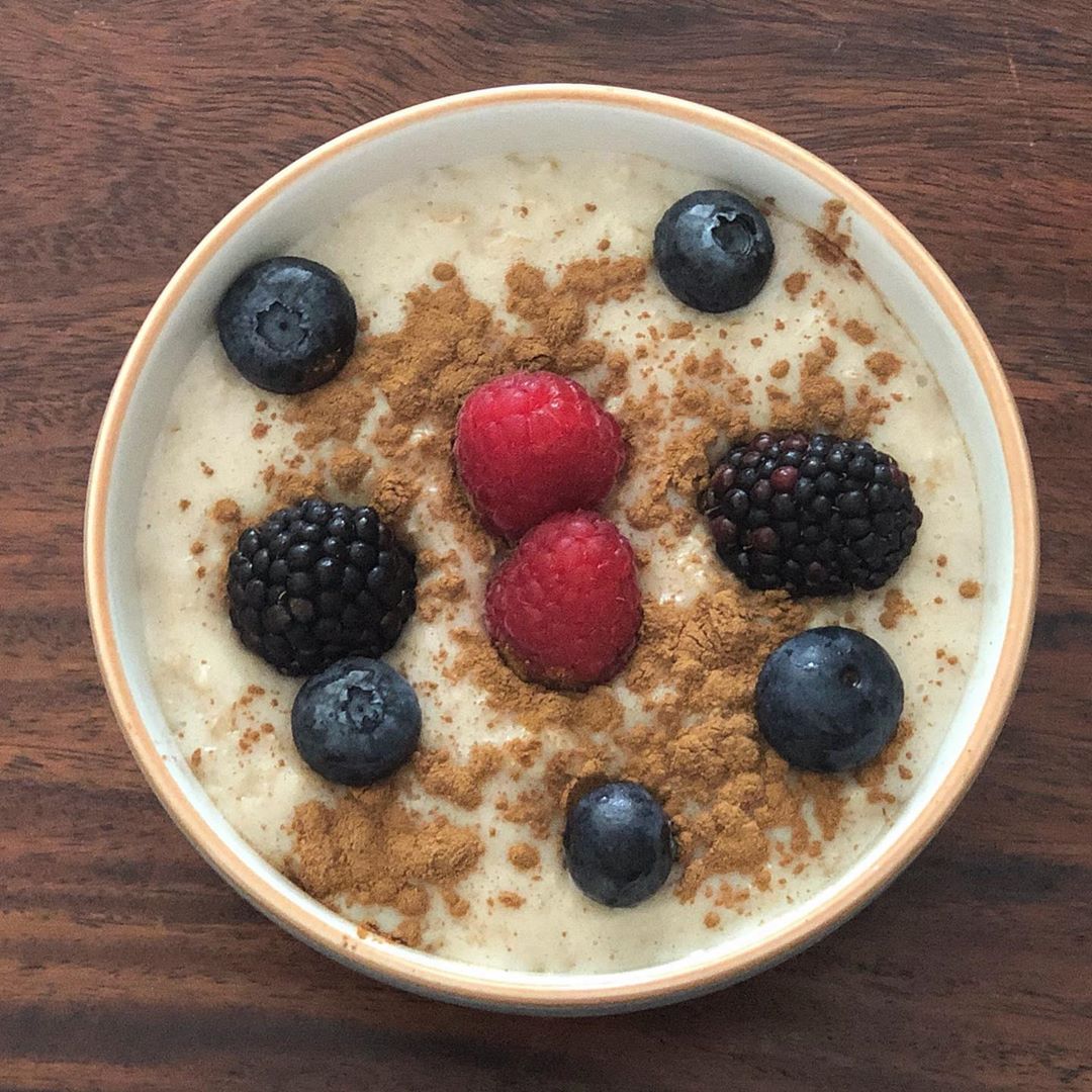 #شوفان بالحليب و #التوت من منيو #الفطور الجديد #oatsforbreakfast w #berries from our new b