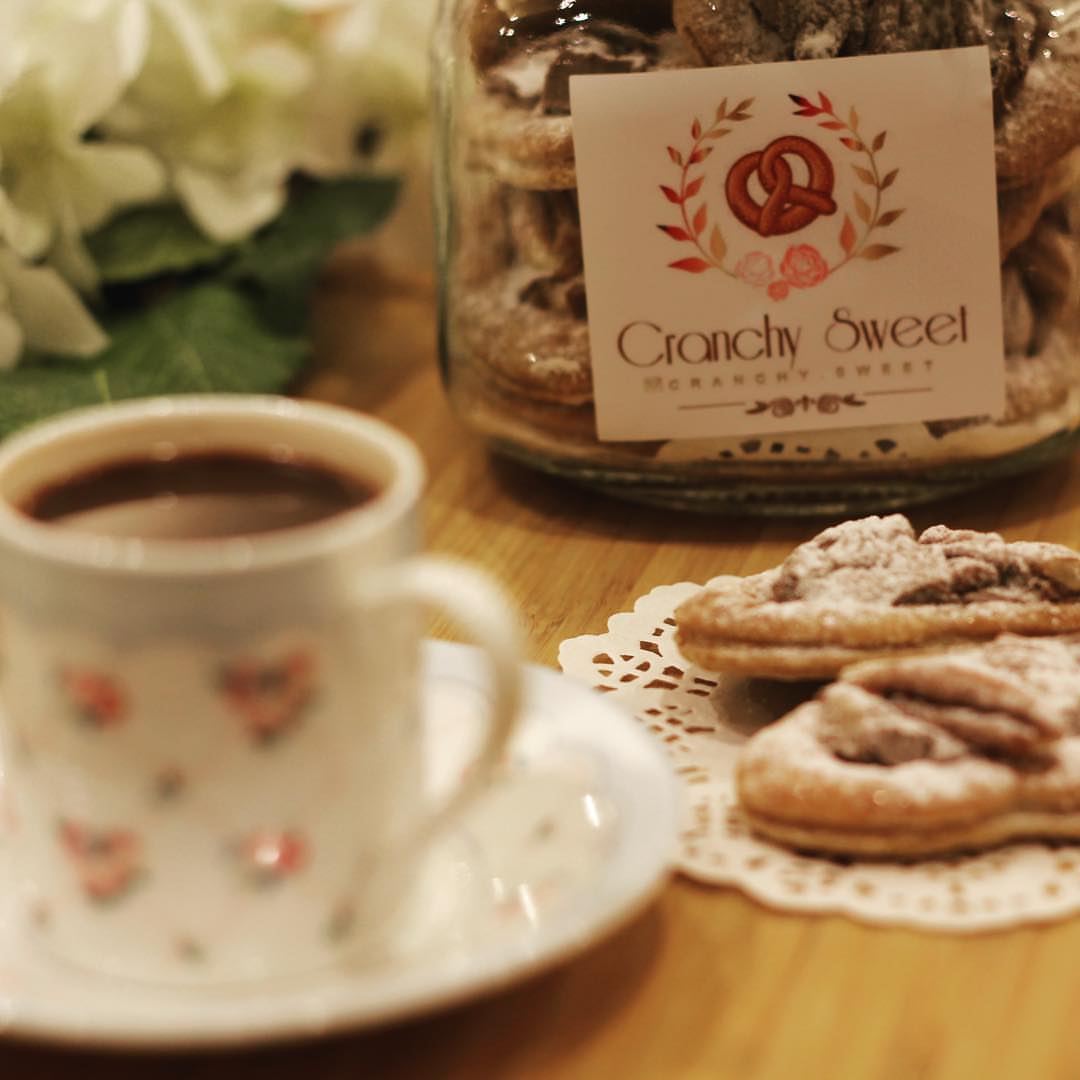 ما أفسده الوقت .. تصلحه قطعه من cranchy sweet..☺✋ . . #حلويات_منزلية#أسر_منتجة#حلى_قهوة#s
